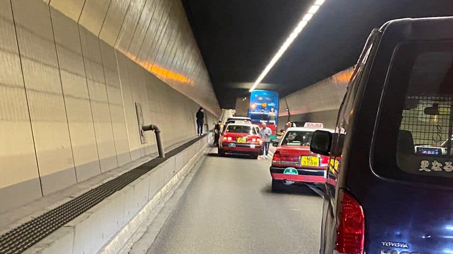 车祸后有乘客离开车厢，站在隧道内壆边暂避。fb马路的事 (即时交通资讯台)
