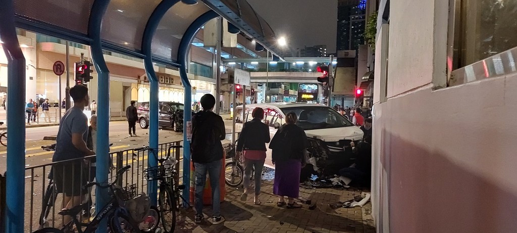 有女途人一度受困在牆身與私家車車頭之間。(香港突發事故報料區FB)