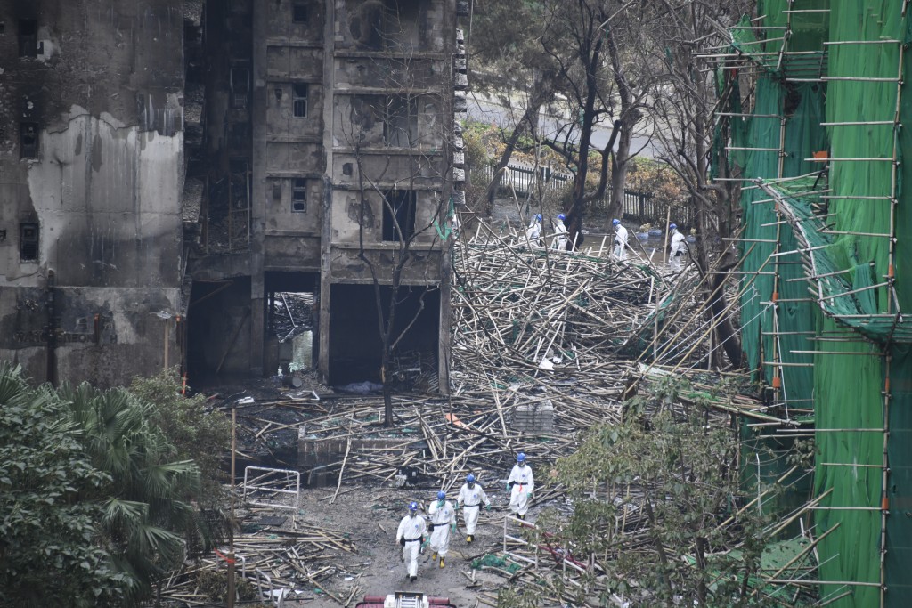 DVIU成員進入災場搜索。 DVIU成員進入災場搜索。