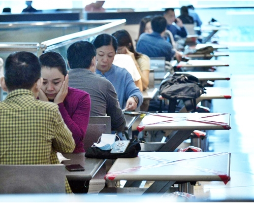 收緊防疫措施下,食肆開放時間縮至晚上6 時,最多兩人一枱。