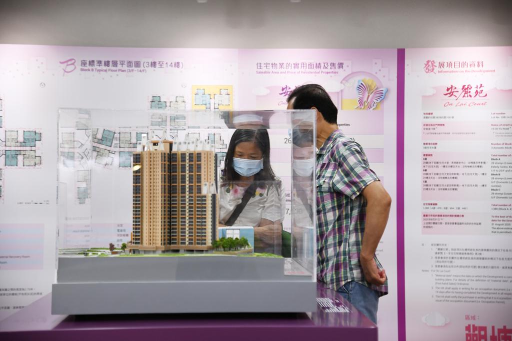市民查看居屋模型的设计。何健勇摄