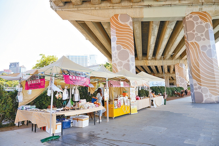 每逢周末,在活力避風塘主題區的天橋下方,都會開辦本地特色美食市集。