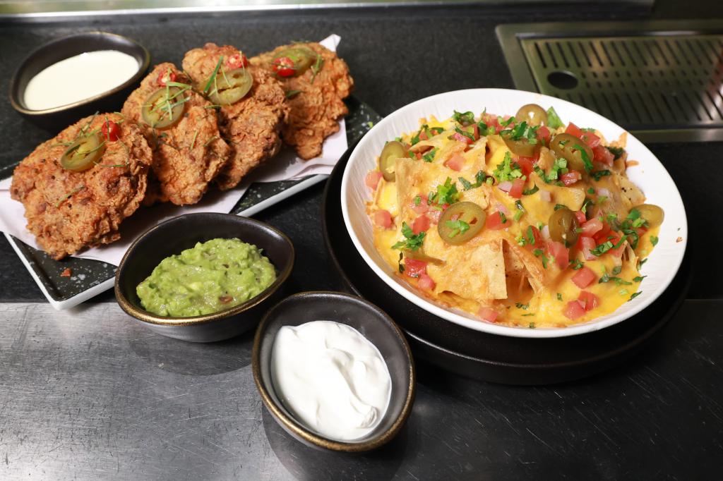 Koji Fried Chicken（左）是PENICILLIN名物，令不少顧客變成「醉翁之意在炸雞」；以Pico de gallo醬、墨西哥辣椒、芫茜、牛肉及豬肉碎和芝士炮而成的Nachos（右），令人食指大動。