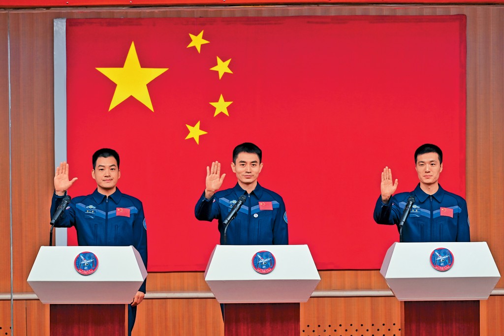 神舟十八号载人飞船3名「80后」太空人叶光富（中）、李聪（右）、李广苏（左）昨日亮相。