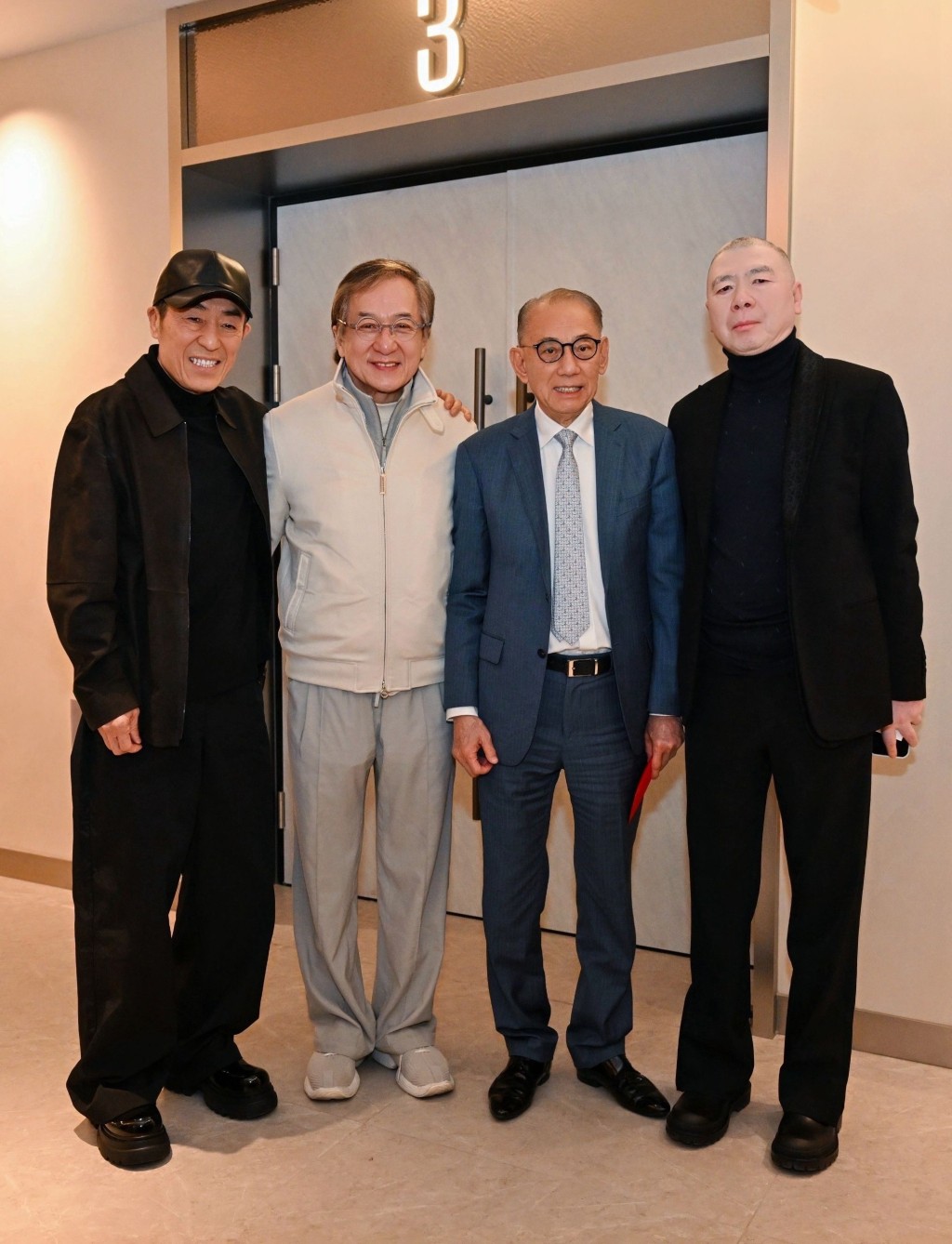 3月時,於北京三里屯「英皇電影城旗艦店」開幕,(左起)張藝謀、成龍、英皇集團主席楊受成博士與馮小剛出席。 3月時,於北京三里屯「英皇電影城旗艦店」開幕,(左起)張藝謀、成龍、英皇集團主席楊受成博士與馮小剛出席。