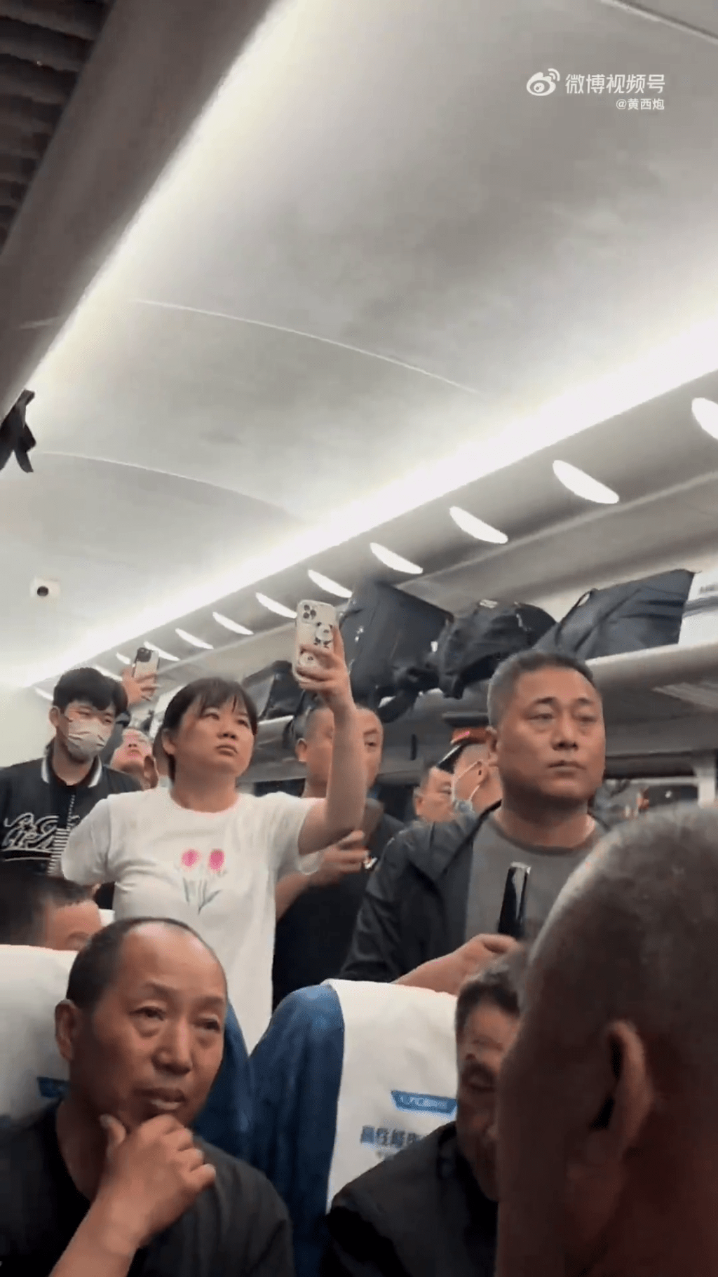 列車員說了「山東人窮」後，乘客起哄要求道歉。