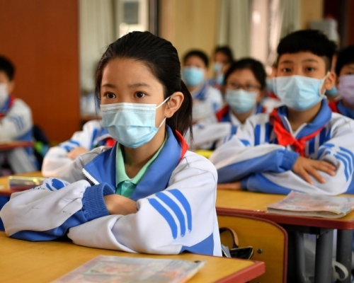 内地学生复课，戴口罩上学成为必然。(新华社图片)