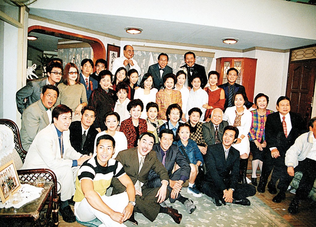刘恺威（最后排右四）是甘草刘丹（最后排右一）儿子，刘恺威90年代初入行时，首部剧集就是与刘丹在《真情》演父子。