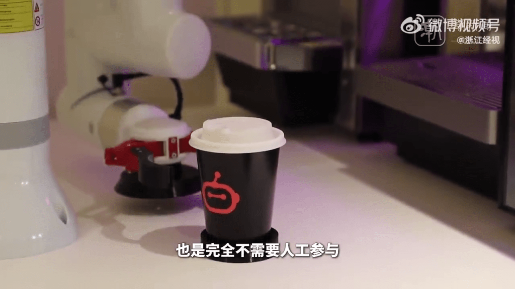 杭州首家「AI機械人餐廳」營業，煮麵、炒菜、沖咖啡全自動。