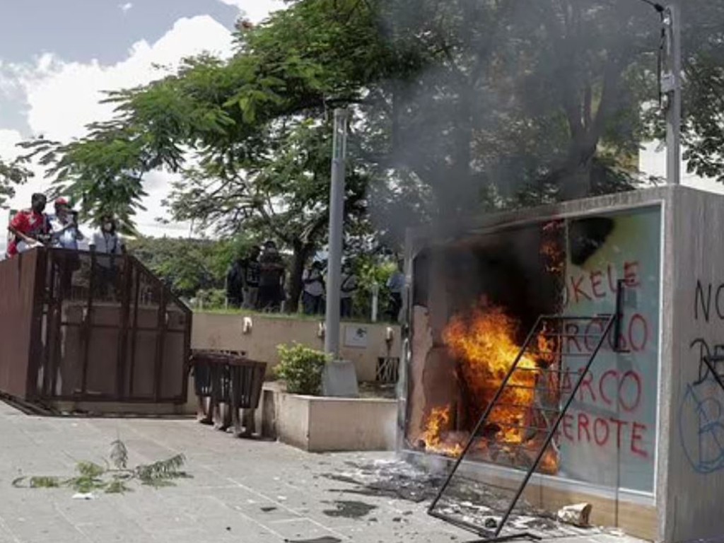 薩爾瓦多民眾火燒Bitcoin提款機。AP圖片