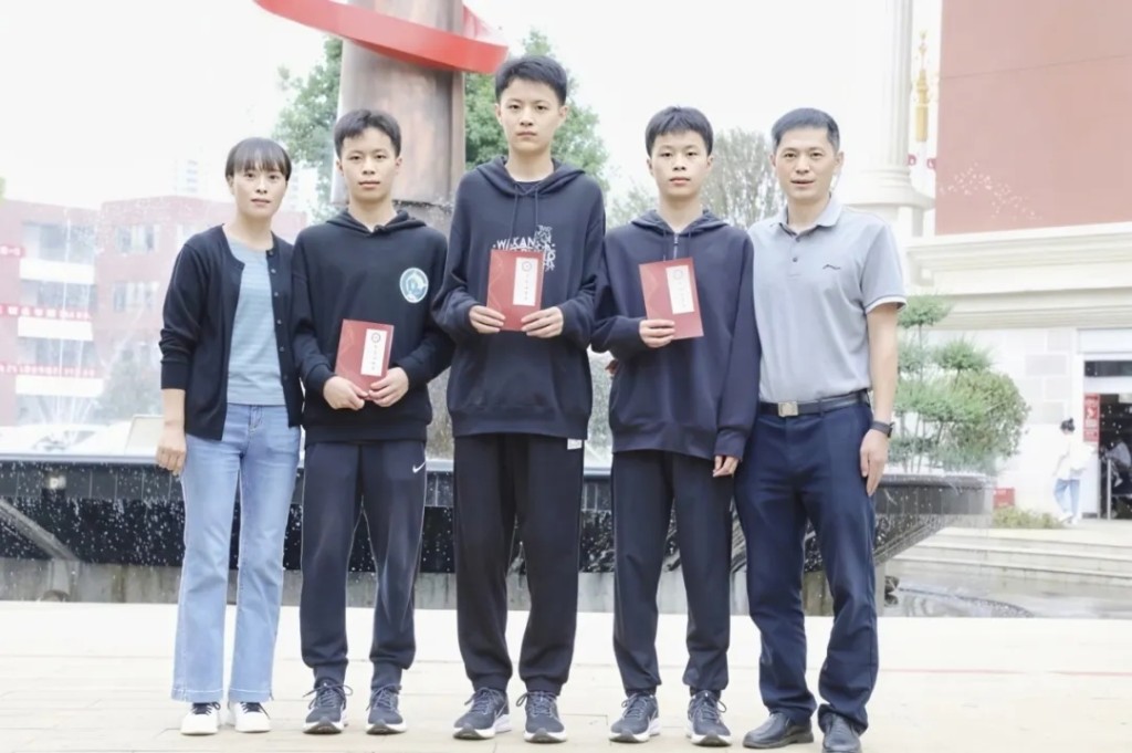 三兄弟升入高中留影。 三兄弟升入高中留影。
