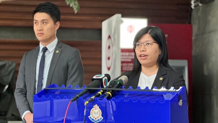 警方財富情報及調查科高級督察羅俊熹與申文燕。