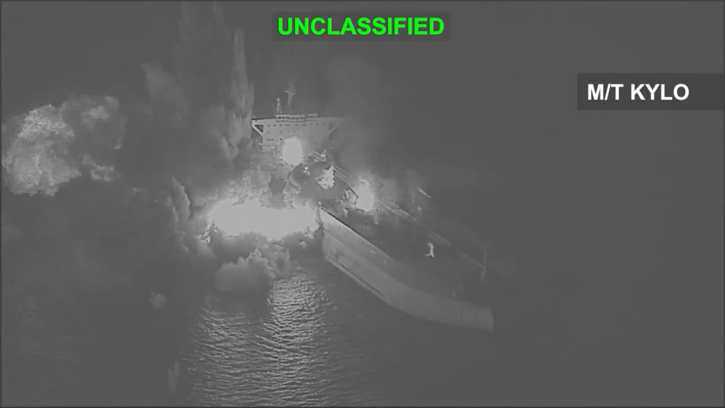 美軍炸毀伊朗油輪,以報復IRGC攻擊美軍航空母艦和導彈驅逐艦。 CENTCOM 美軍炸毀伊朗油輪,以報復IRGC攻擊美軍航空母艦和導彈驅逐艦。 CENTCOM