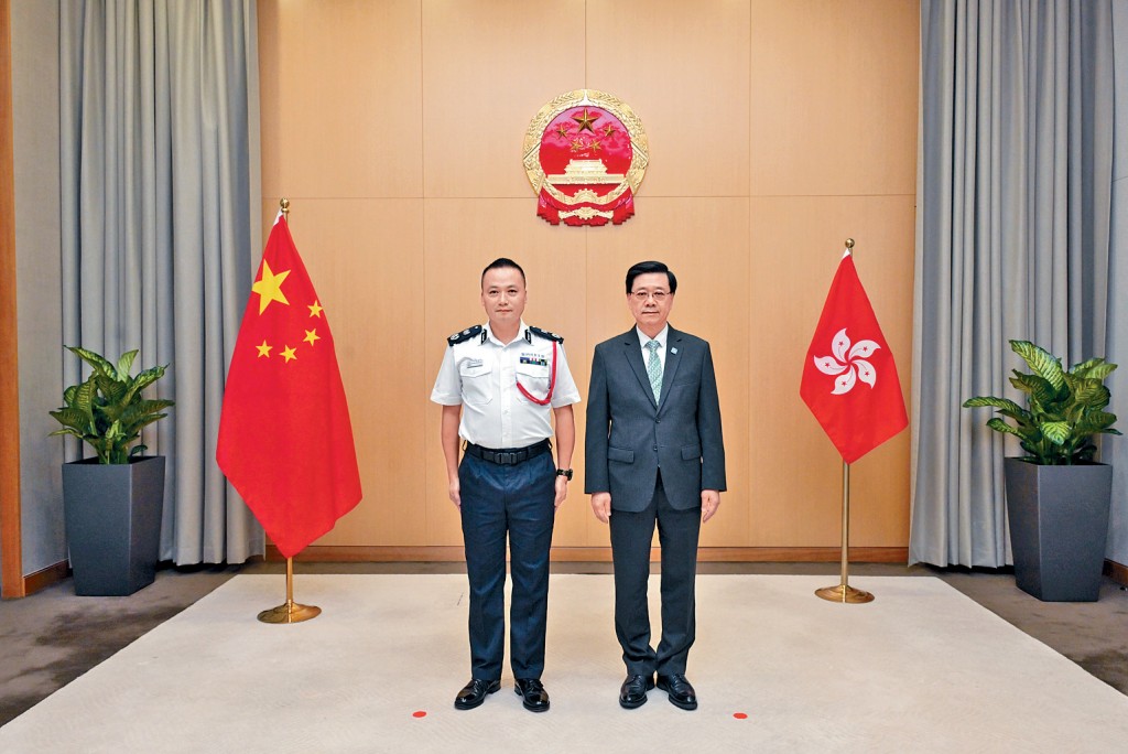 行政長官李家超（右）昨日與警務處副處長（國家安全）江學禮合照。