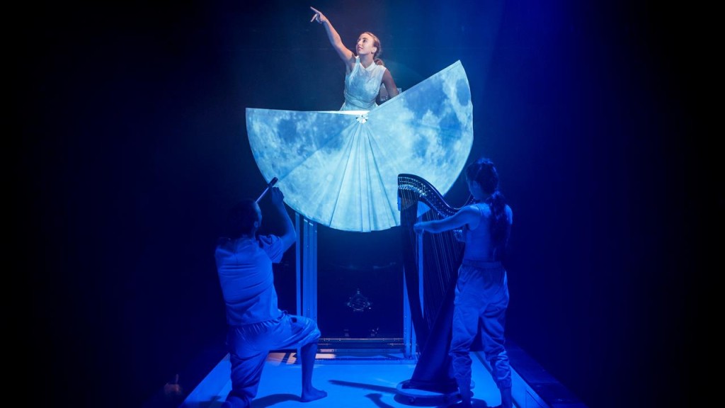 來自西班牙的小乳牛劇團，再次來到澳門演出，為觀眾帶來《鍋中的月亮》，表演將融合現場音樂、簡單舞蹈、魔幻戲劇和唯美特效。