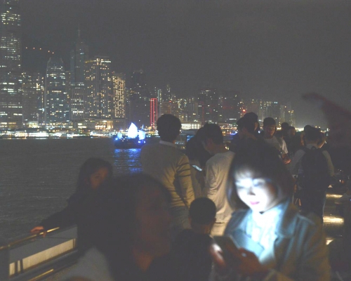 旅客把握機會拍照留念。