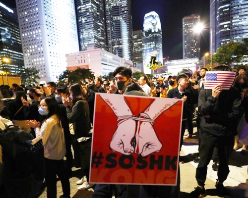 美兩黨參議員提聯合法案,制裁香港推國安法官員。AP