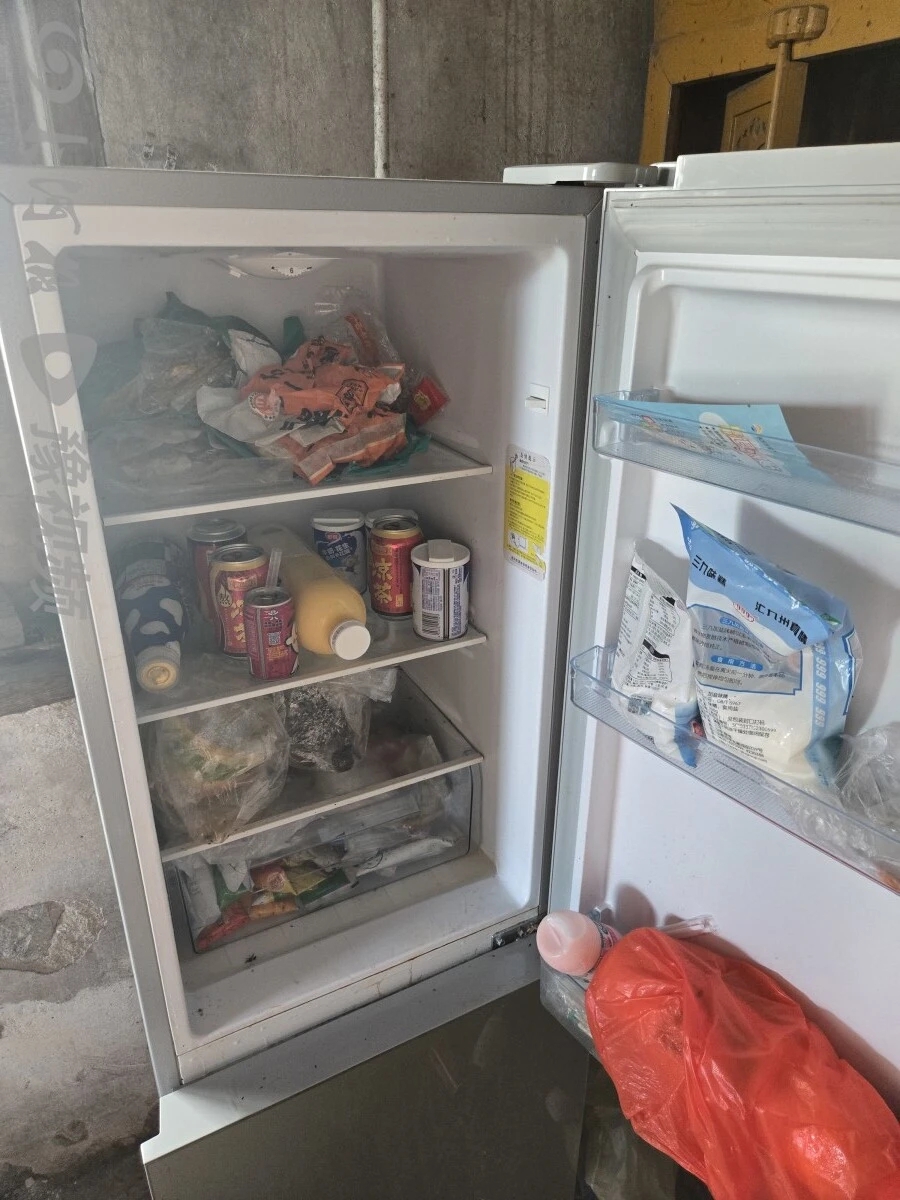 死者家中的冰箱。