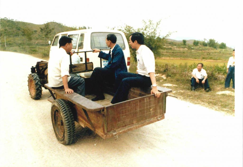 1980年，李銳波（右）乘卡車到大亞灣工地視察。 受訪者提供