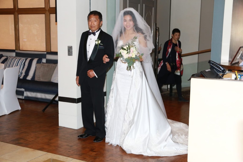 新娘子挽著父亲待进场。