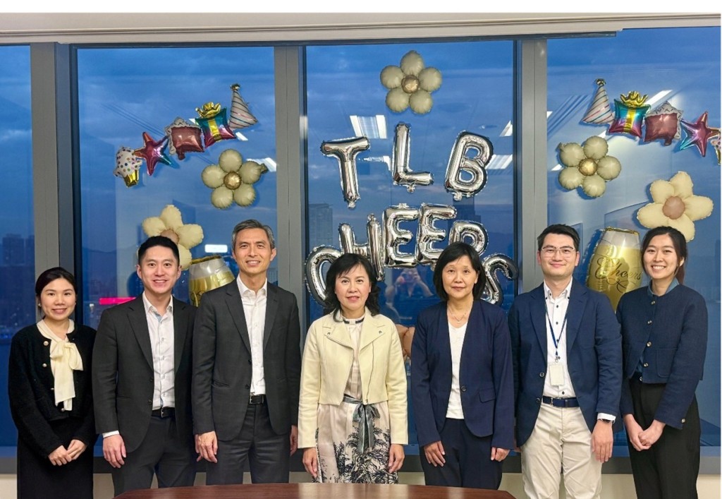 陈美宝(中)表示,特区政府正全力推展北环线及港深西部铁路项目,全面打通港深两地的铁路网络。陈美宝网志图片 陈美宝(中)表示,特区政府正全力推展北环线及港深西部铁路项目,全面打通港深两地的铁路网络。陈美宝网志图片