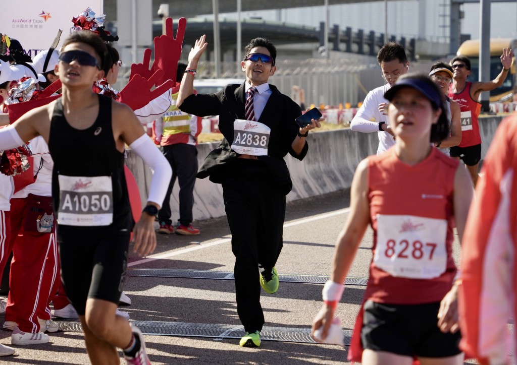 首届港珠澳大桥香港段半马拉松今早（11月19日）举行。（苏正谦摄）