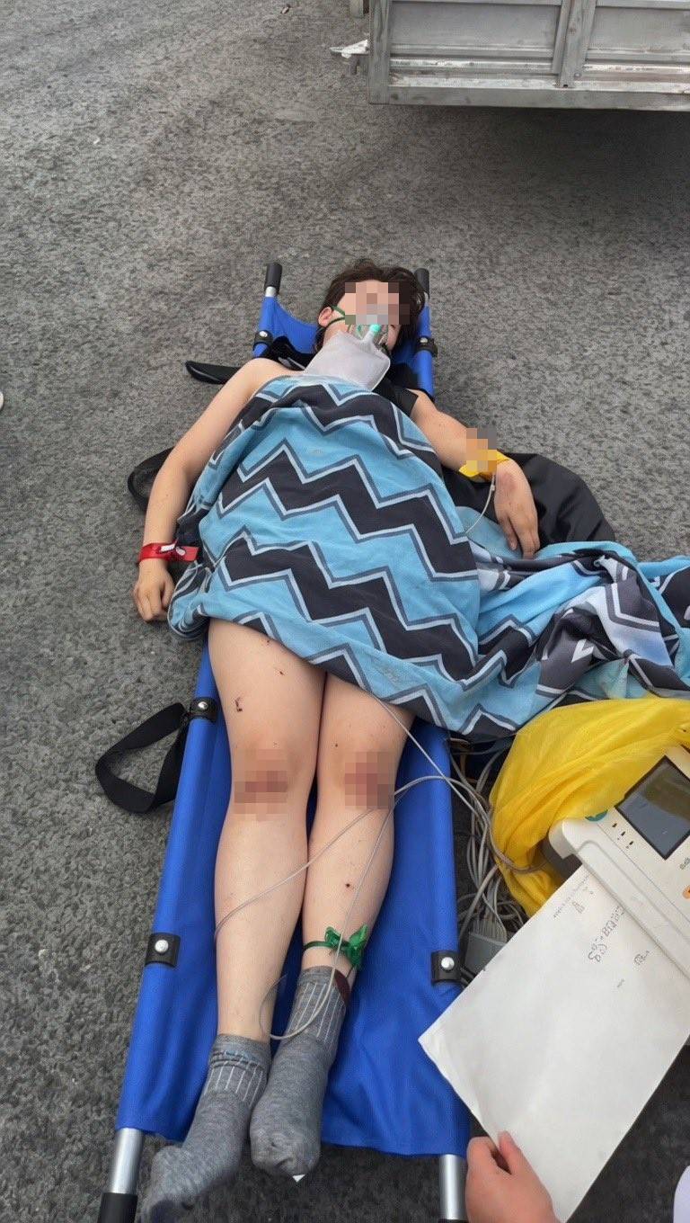 少女虽然察觉安全绳未绑好仍未能阻止悲剧发生。微博