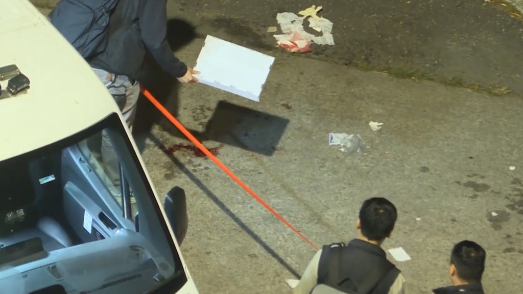 案發日警察開槍制服持刀漢後，現場遺下血跡。