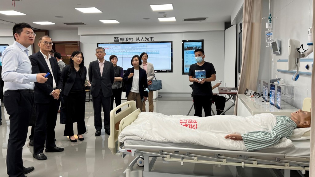 卢宠茂参观复旦大学附属中山医院智慧医疗展示中心。政府新闻处