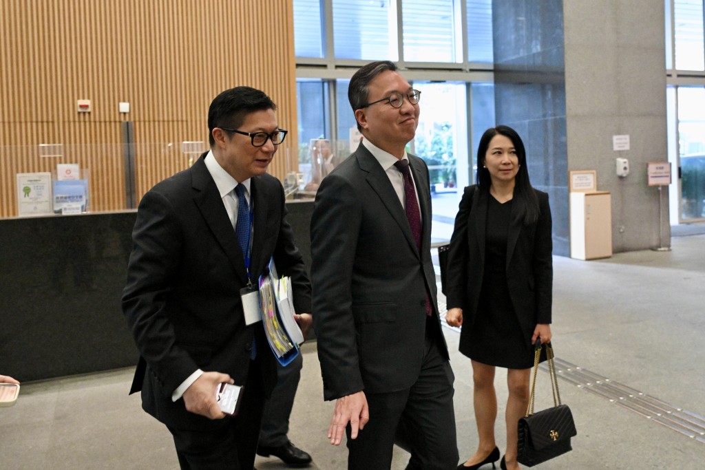 律政司司長林定國(中)、保安局局長鄧炳強(左)早上向議員簡介附屬法例內容。(蘇正謙攝) 律政司司長林定國(中)、保安局局長鄧炳強(左)早上向議員簡介附屬法例內容。(蘇正謙攝)