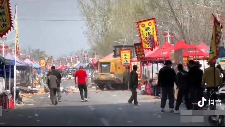 重型铲泥车冲入市集人群，造成多人倒地。Ｘ