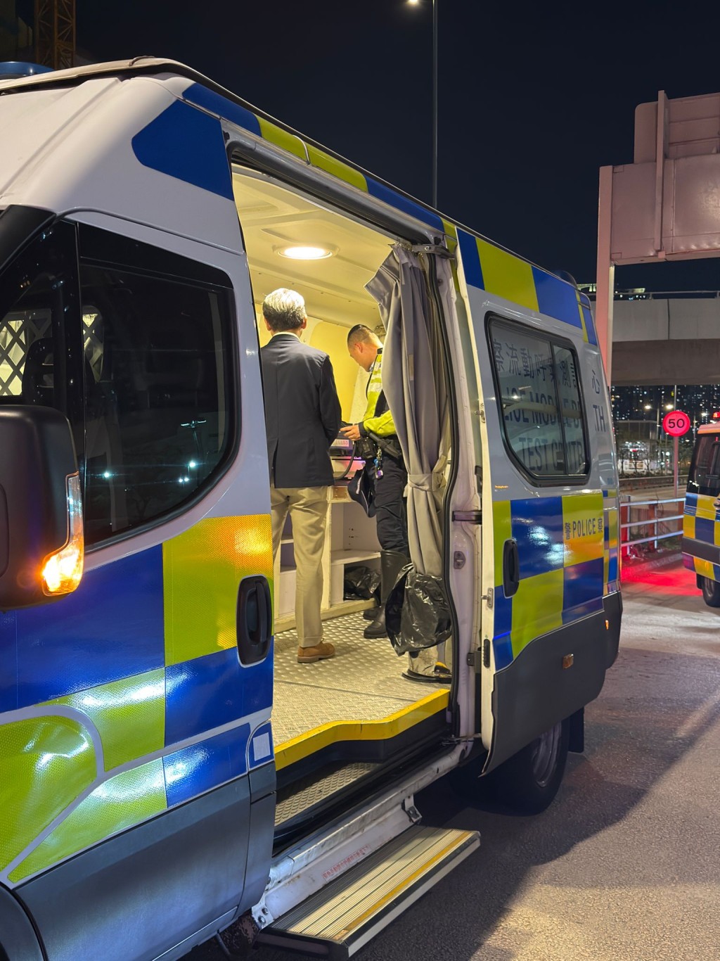 萬聖節警東九龍打擊酒駕毒駕 共拘3男。警方圖片 萬聖節警東九龍打擊酒駕毒駕 共拘3男。警方圖片