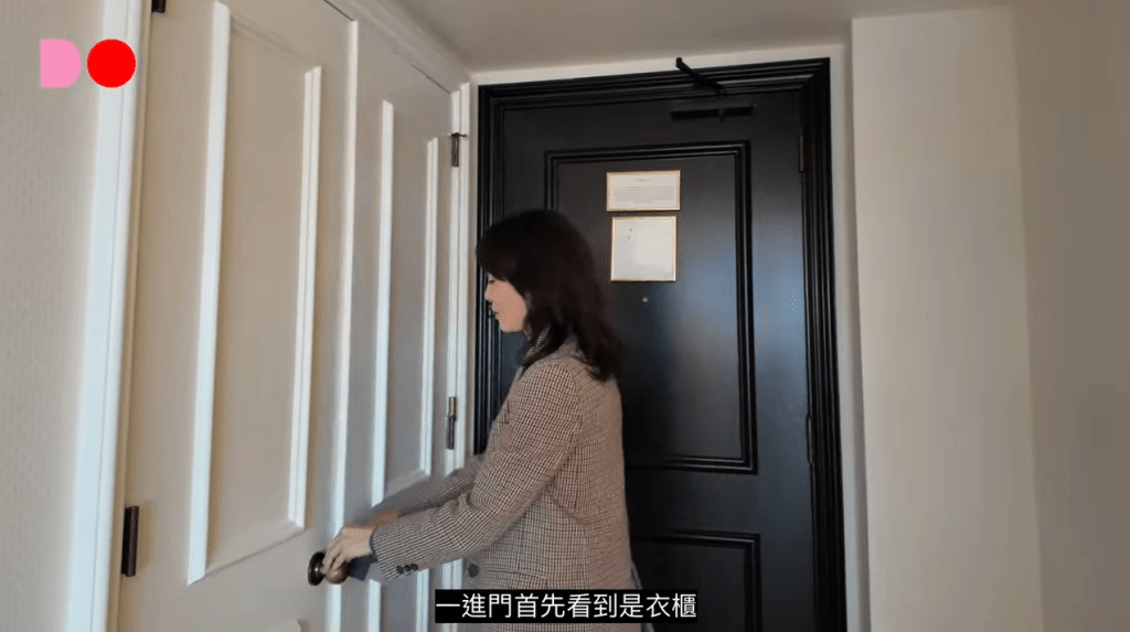 郑裕玲所住的酒店套房，一入门口就见到一个大衣柜。