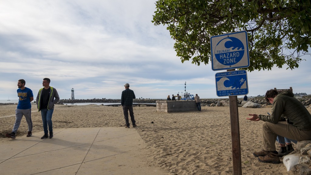 加利福尼亞州有市民走到海灘觀海水上升。AP