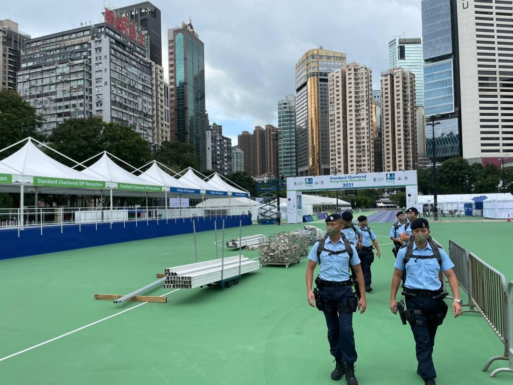 反恐特勤隊於多個馬拉松比賽途經的主要路段附近進行高姿態巡邏。香港警察fb圖片
