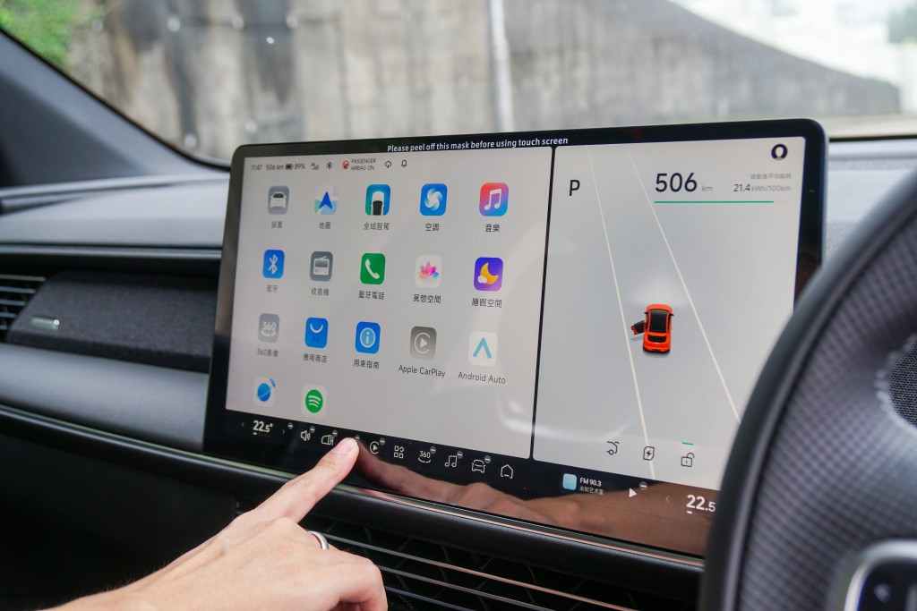 純電動SUV小鵬XPENG G6本地試駕：車內配備10.2吋數碼儀錶板和14.96吋觸控中央屏幕。