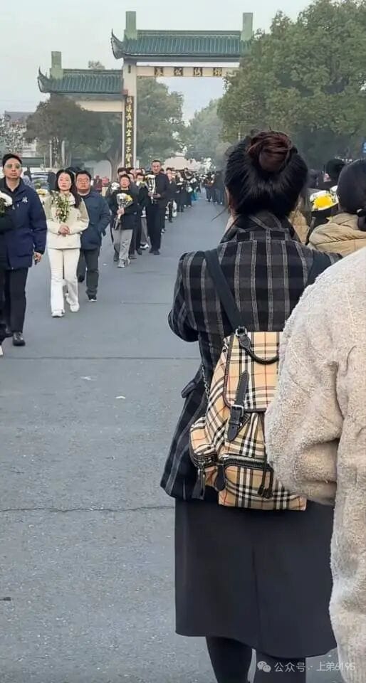 张雪峰苏州出殡，民众排长队送别。