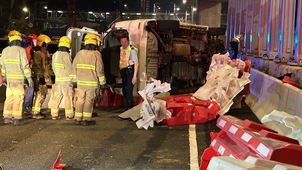 私家車於快線位置翻側，車頭毀爛，現場一片狼藉。蔡楚輝攝