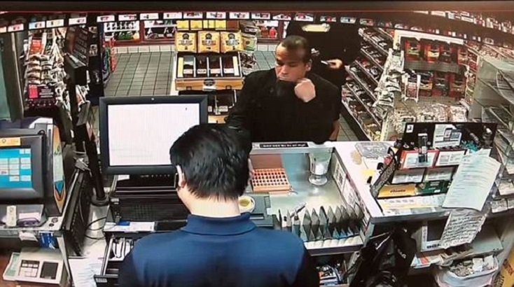 店員低頭找錢時，阿雷奧拉伸手拿走一盒放在收銀櫃台上的糖果，引起誤會。