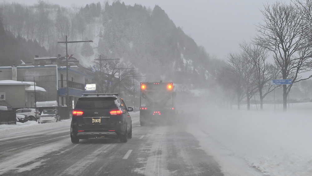加拿大近日遭受冬季風暴影響,多處出現暴風雪。AP