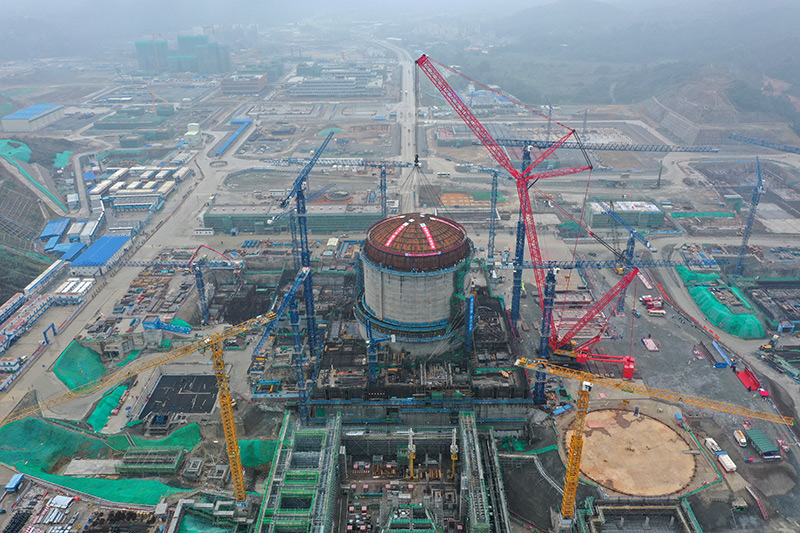 广东太平岭核电1号机组完成穹顶吊装施工现场。新华社