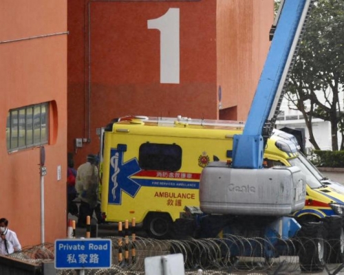 救護車中午過後陸續抵達1號展館。