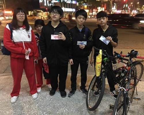 5名路不拾遺的中學生。