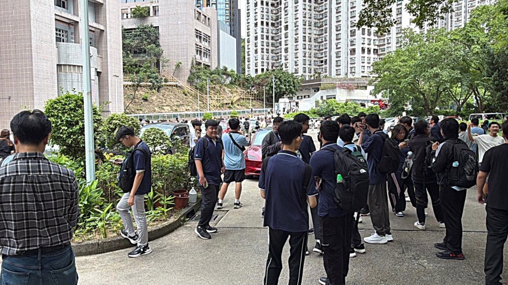 大批師生疏散安全地方。劉漢權攝 大批師生疏散安全地方。劉漢權攝