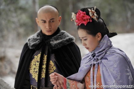 2011年吳奇隆因拍穿越劇《步步驚心》而結識劉詩詩。