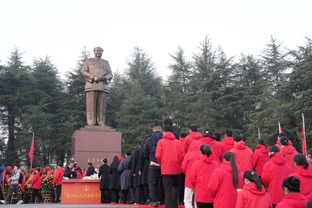 大批民眾26日到湖南韶山向毛澤東銅像廣場，紀念毛誕辰132周年。中新社