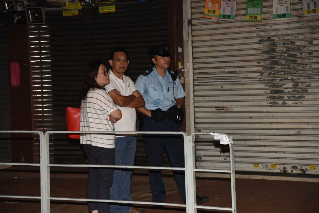 店鋪的一男一女負責人趕至了解事件。