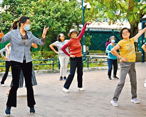 海心公園內有不少街坊跳舞。