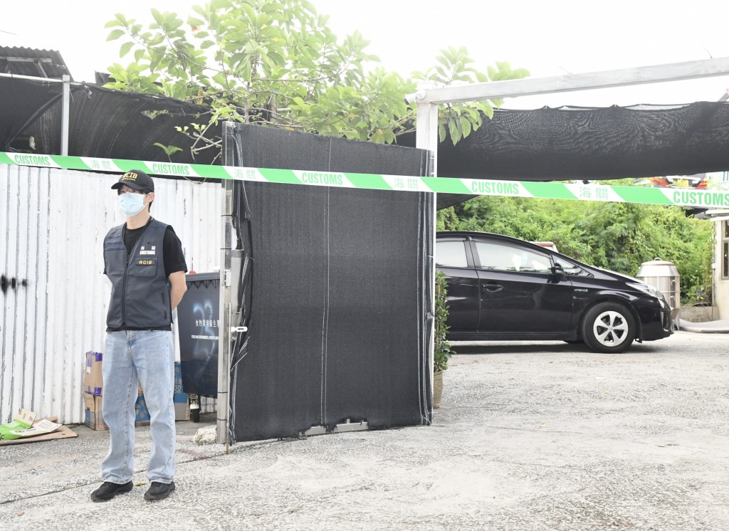 一輛懷疑涉案車輛被扣查。 一輛懷疑涉案車輛被扣查。