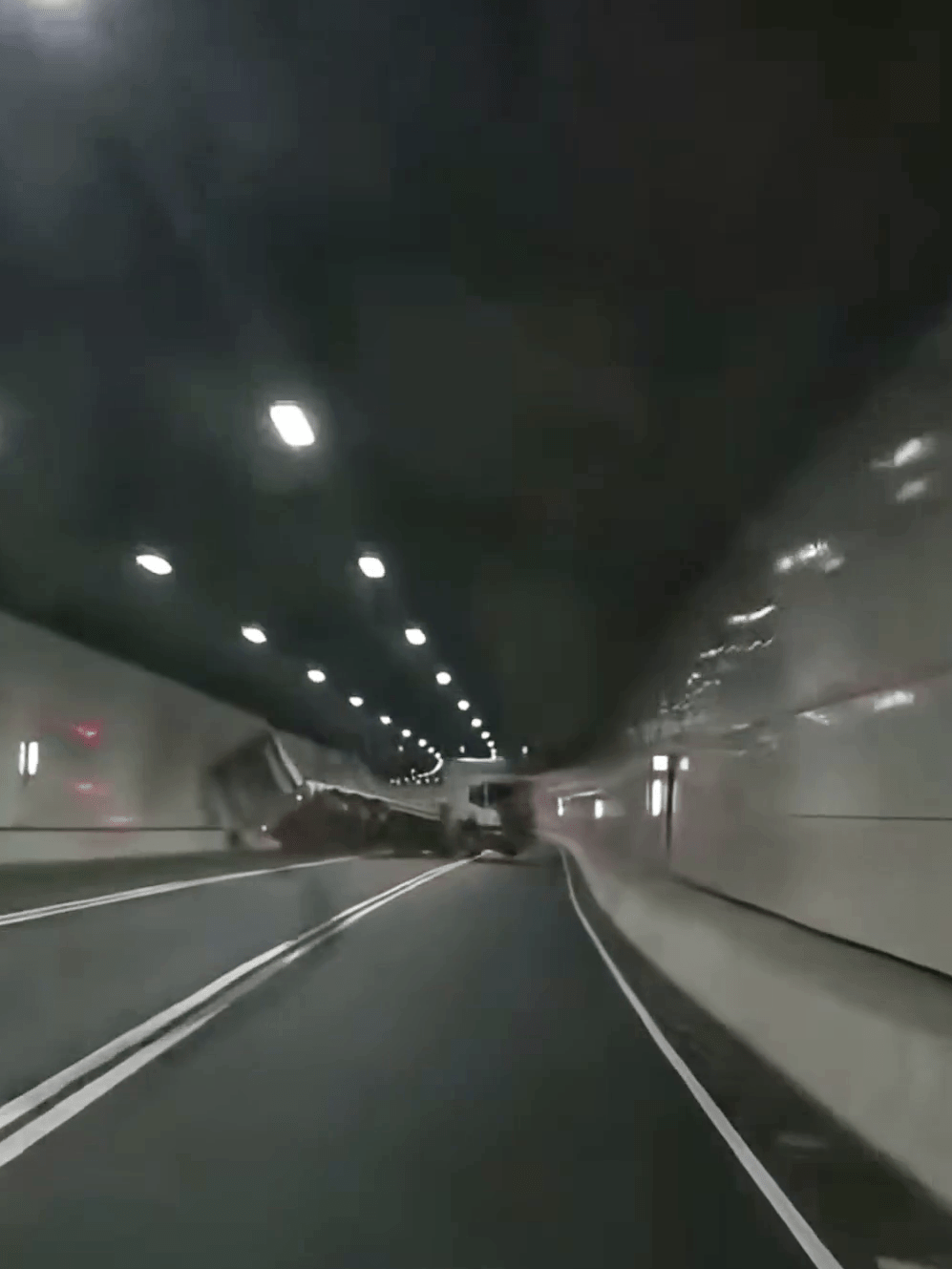最終全車失控,拖架上石屎預製組件猛撼隧道壁。 最終全車失控,拖架上石屎預製組件猛撼隧道壁。